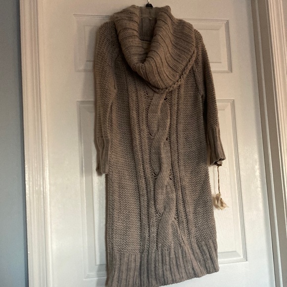 Sweaters - Long black quarter sleeved sweater